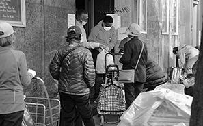 Feeding the Needy : Homeless : Street Life : New York : Personal Photo Projects : Photos : Richard Moore : Photographer